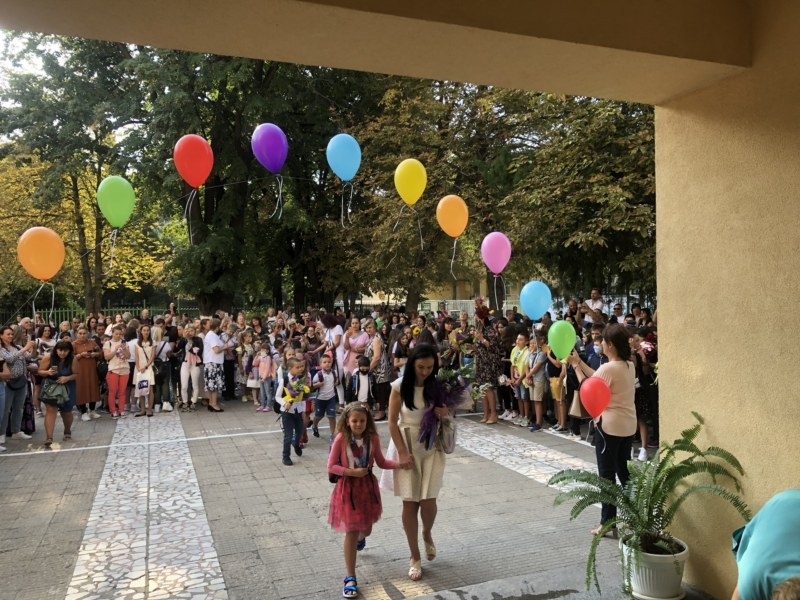 Тържествено вдигане на българското знаме и „Мила Родино” дадоха началото на новата учебна година в СУ „Д-р Петър Берон”